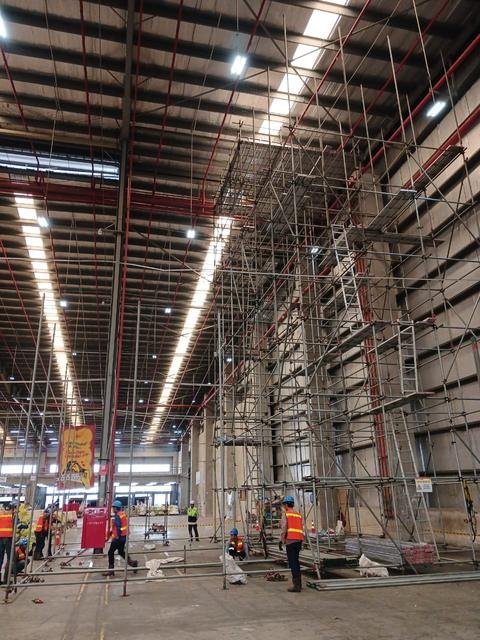 Logos Metrolink Hub — scaffolding & cable tray