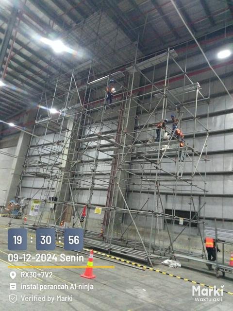 Logos Metrolink Hub — scaffolding & cable tray